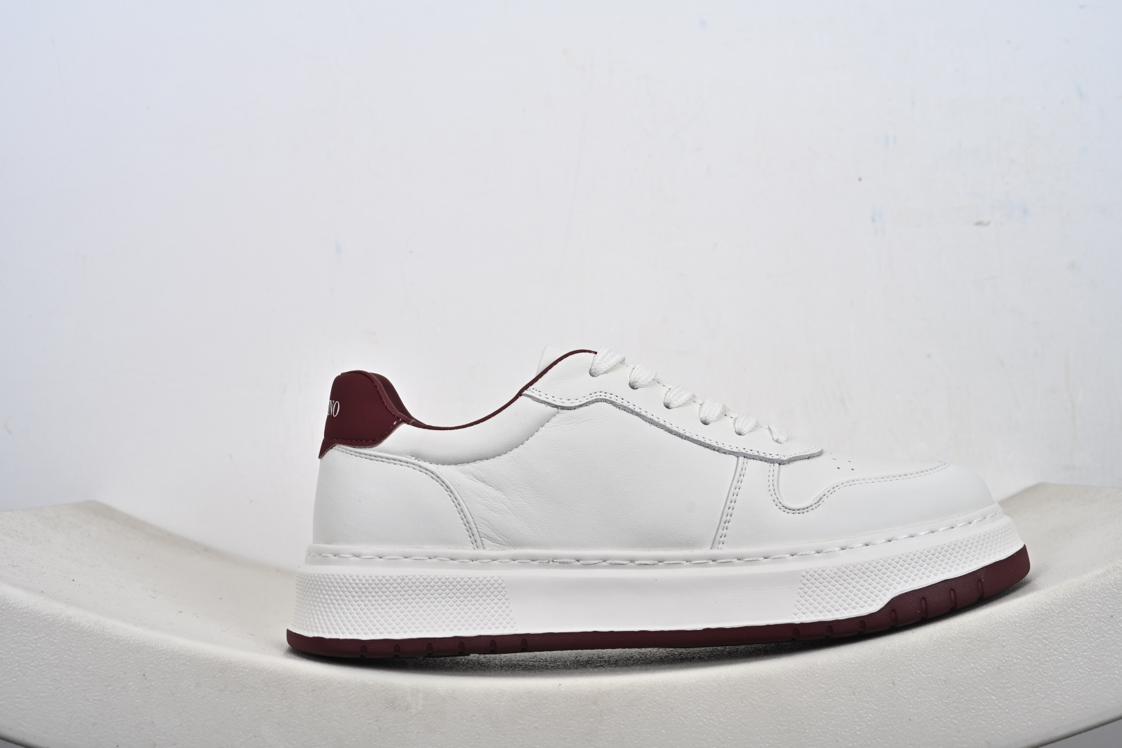 Valentino 华伦天奴休闲铆钉小白鞋 2025最新款时尚运动板鞋 P37528H