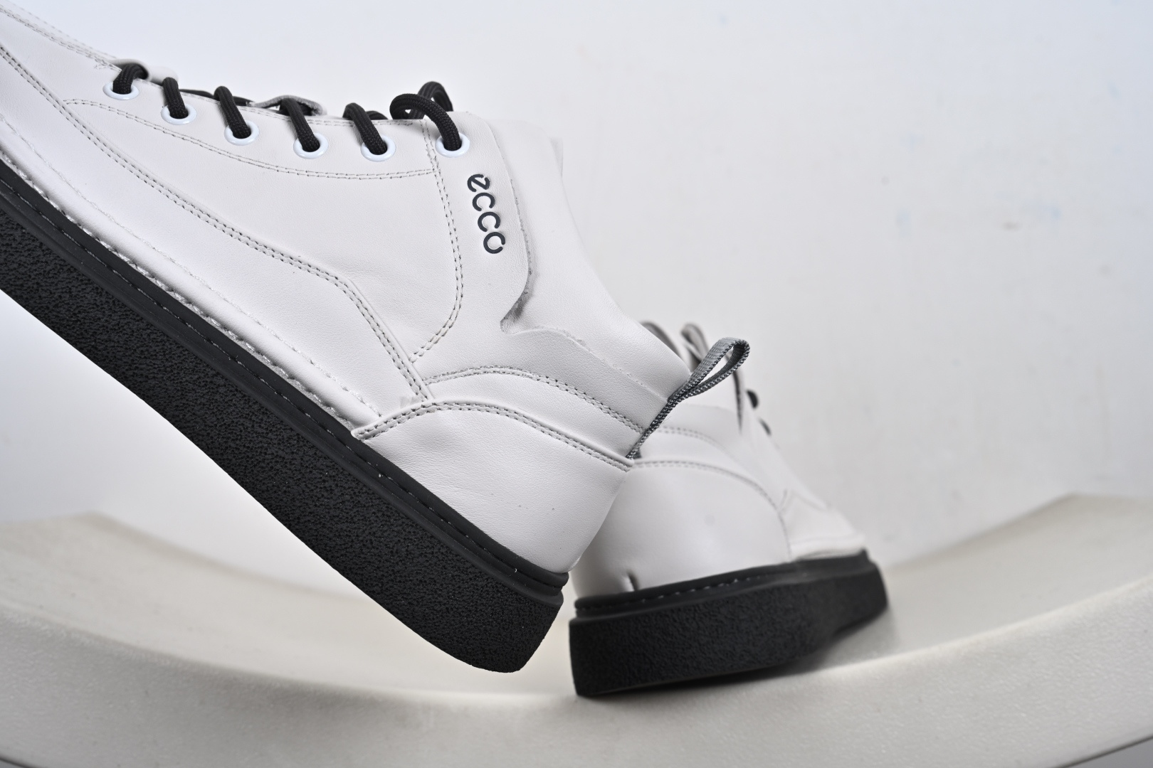 爱步中高帮男鞋 热门销售款式 城市休闲系列 气质百搭潮酷板鞋