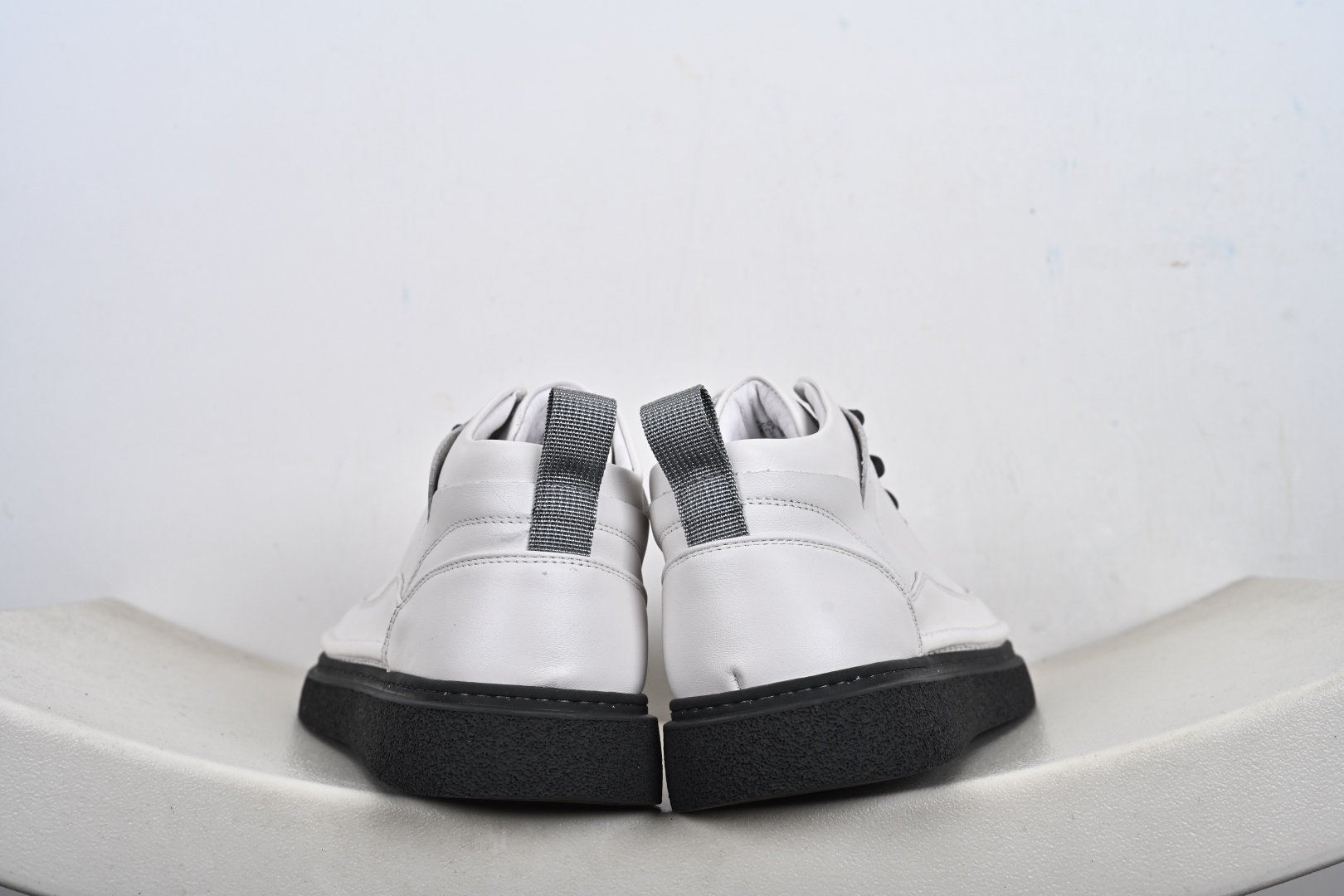 爱步中高帮男鞋 热门销售款式 城市休闲系列 气质百搭潮酷板鞋