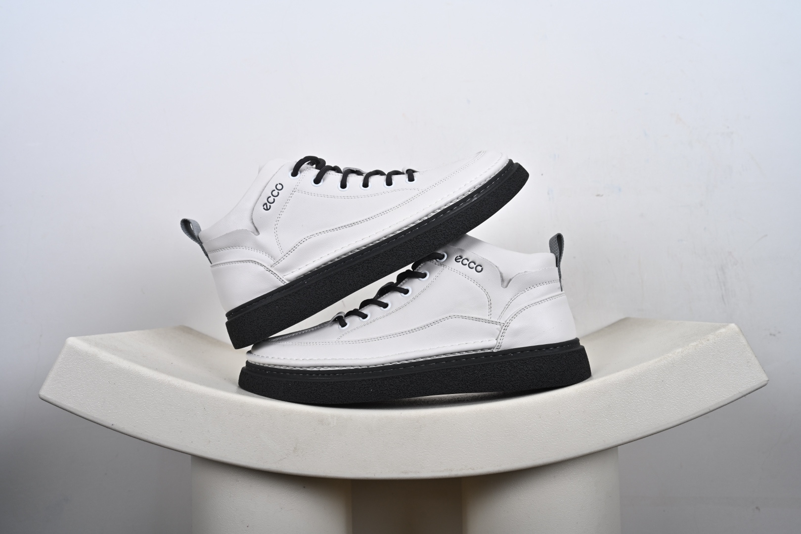 爱步中高帮男鞋 热门销售款式 城市休闲系列 气质百搭潮酷板鞋