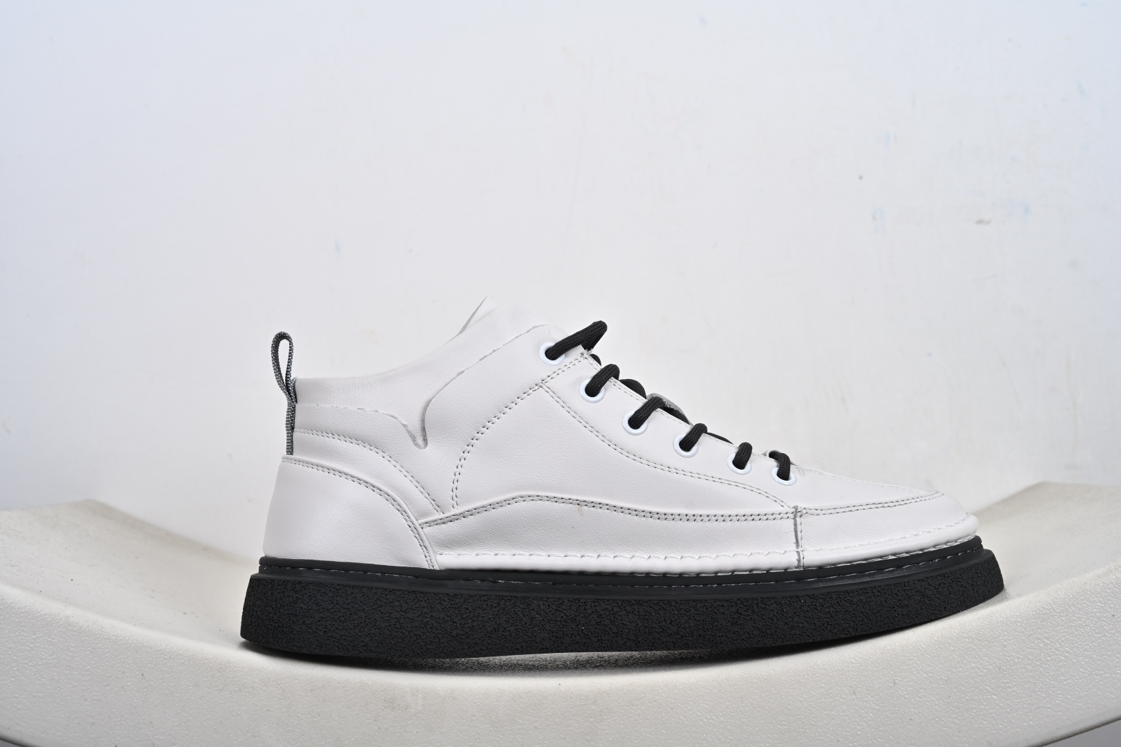 爱步中高帮男鞋 热门销售款式 城市休闲系列 气质百搭潮酷板鞋