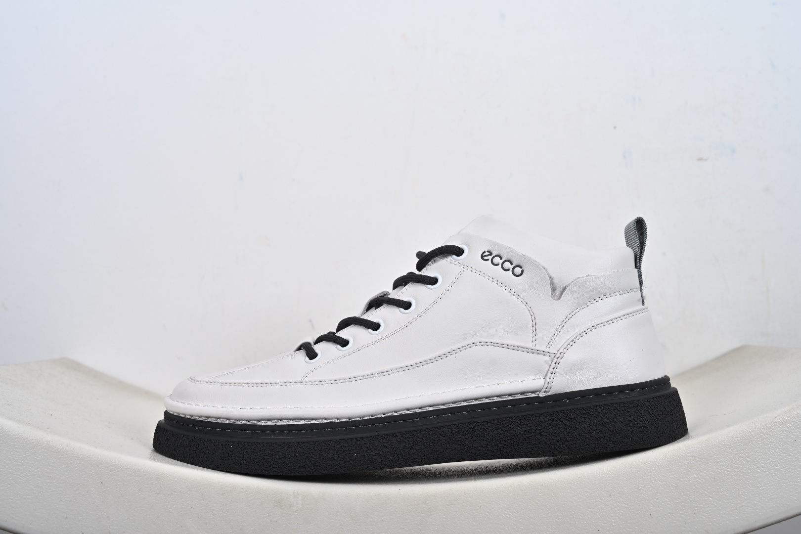 爱步中高帮男鞋 热门销售款式 城市休闲系列 气质百搭潮酷板鞋