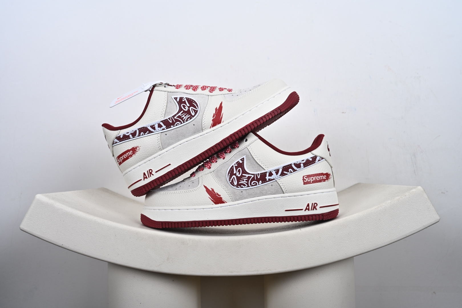 1 × Supreme 联名款｜街头顶流的碰撞当空军一号的经典轮廓遇上Supreme的街头狂想 SY1388-019