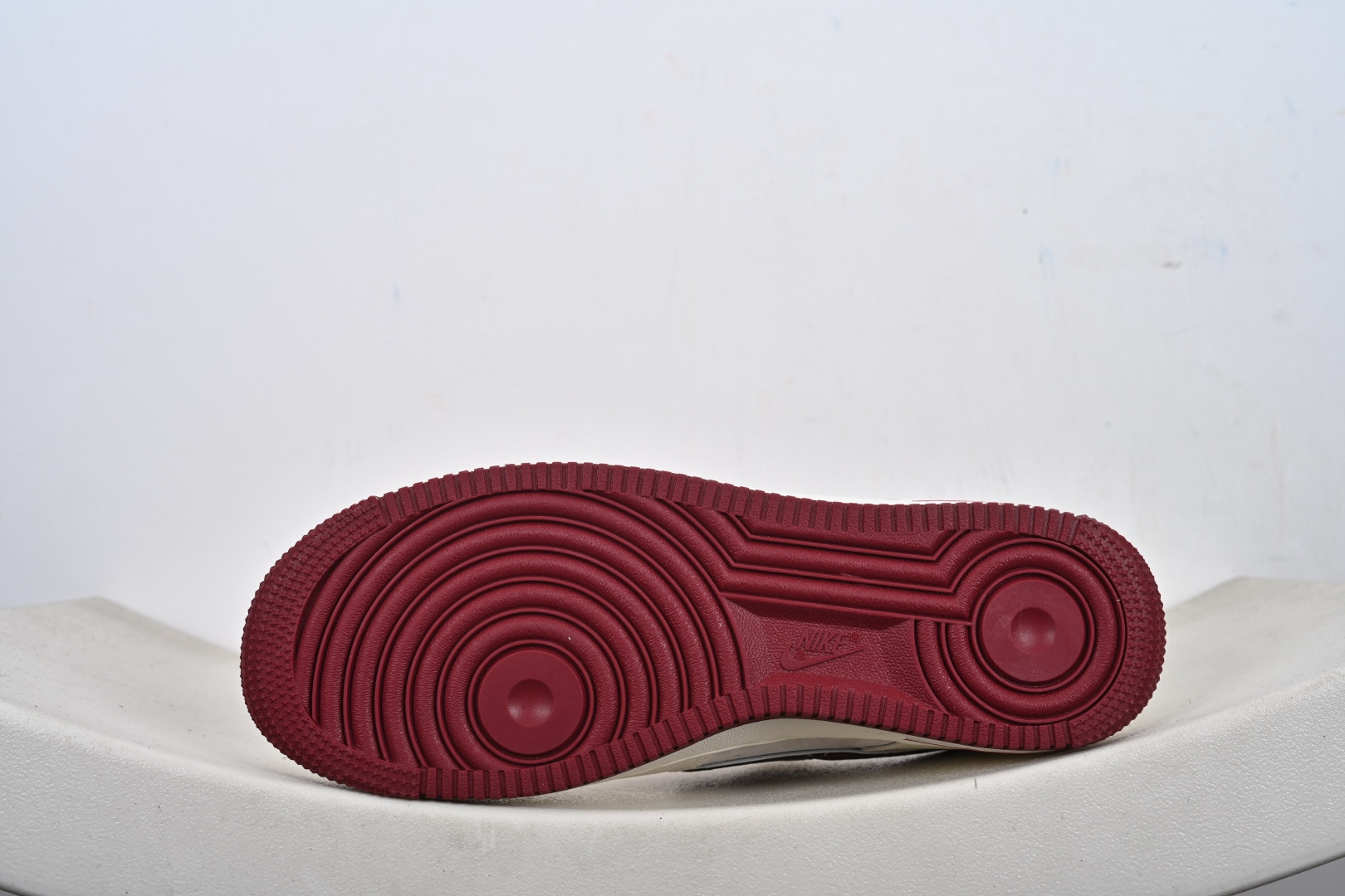 1 × Supreme 联名款｜街头顶流的碰撞当空军一号的经典轮廓遇上Supreme的街头狂想 SY1388-019