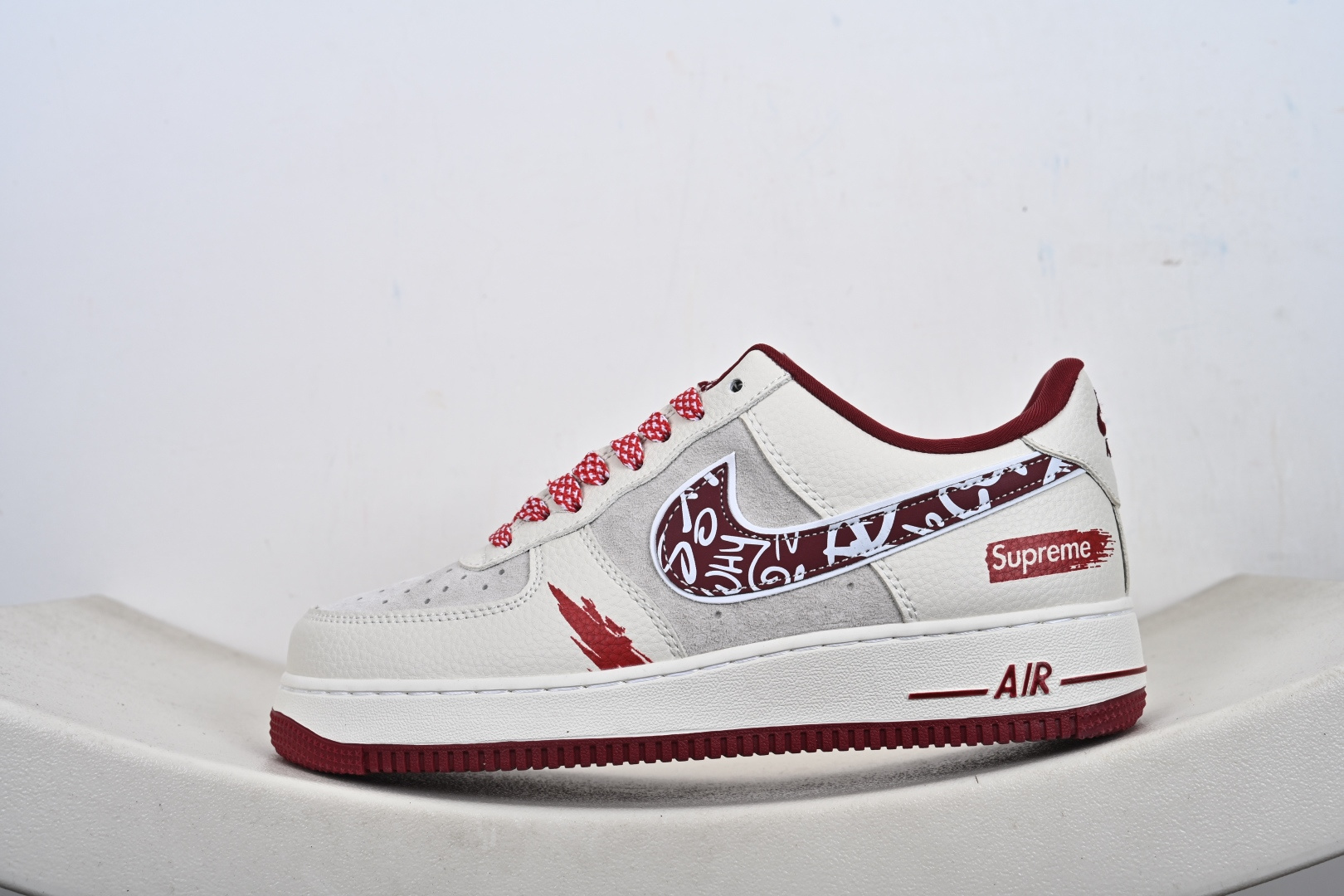 1 × Supreme 联名款｜街头顶流的碰撞当空军一号的经典轮廓遇上Supreme的街头狂想 SY1388-019
