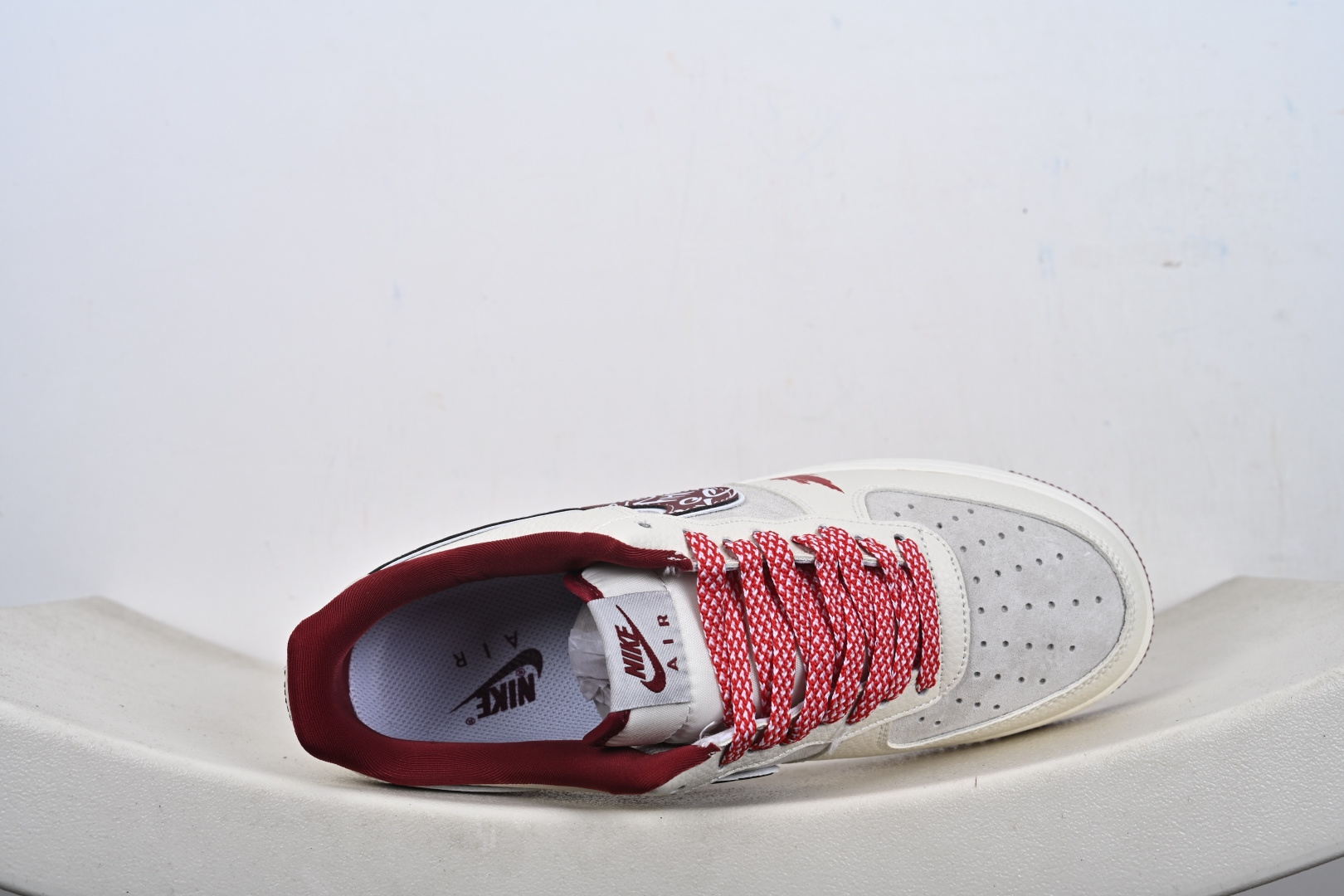 1 × Supreme 联名款｜街头顶流的碰撞当空军一号的经典轮廓遇上Supreme的街头狂想 SY1388-019