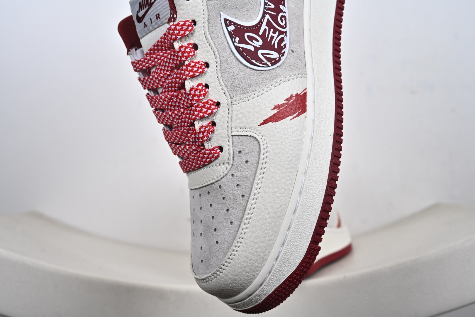 1 × Supreme 联名款｜街头顶流的碰撞当空军一号的经典轮廓遇上Supreme的街头狂想 SY1388-019