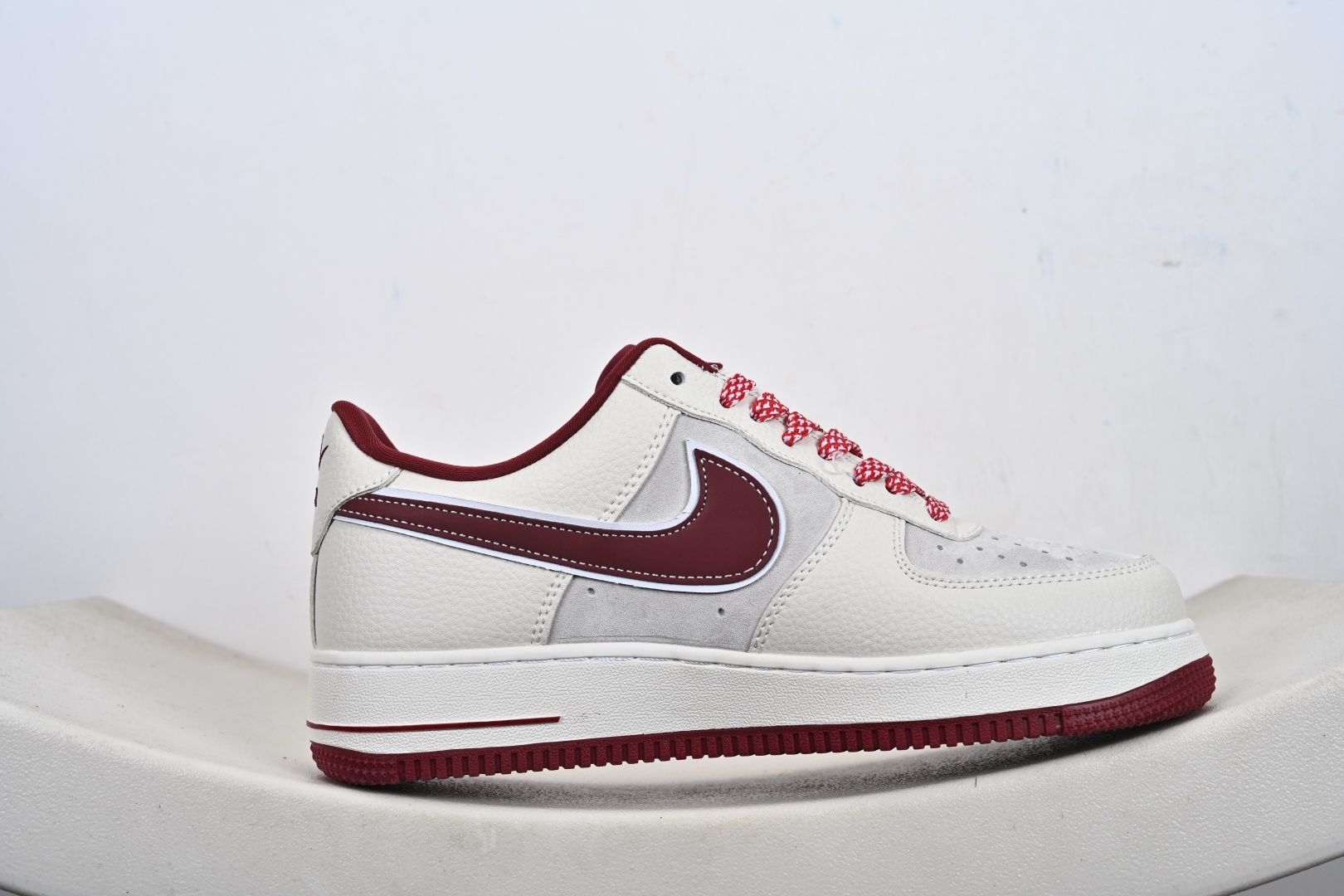 1 × Supreme 联名款｜街头顶流的碰撞当空军一号的经典轮廓遇上Supreme的街头狂想 SY1388-019