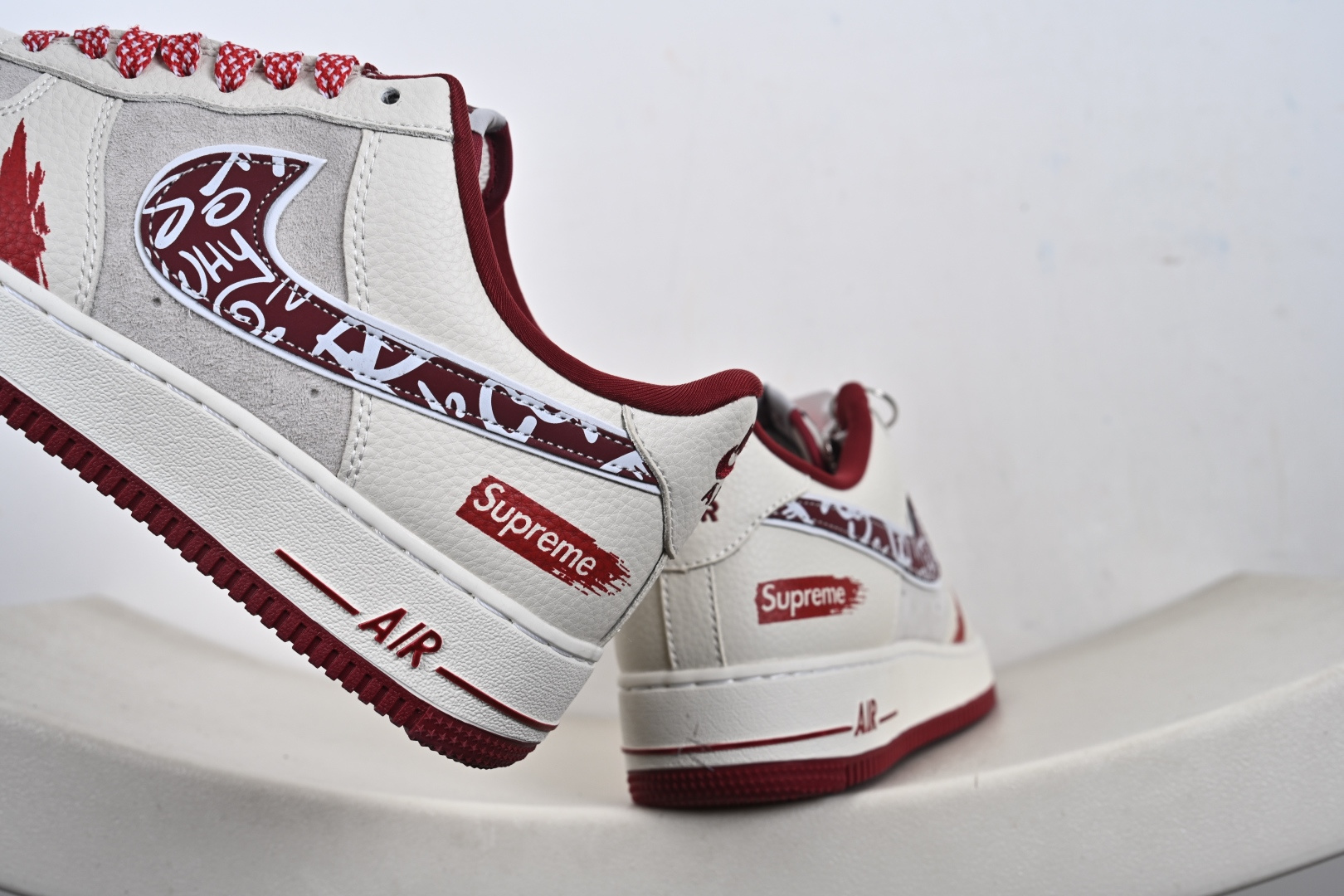 1 × Supreme 联名款｜街头顶流的碰撞当空军一号的经典轮廓遇上Supreme的街头狂想 SY1388-019