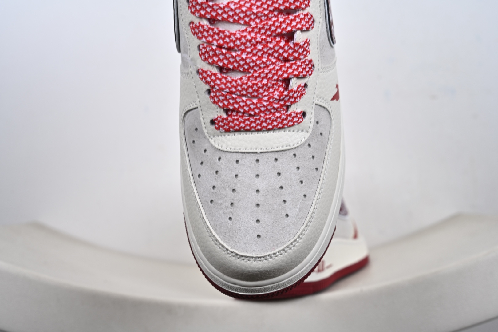 1 × Supreme 联名款｜街头顶流的碰撞当空军一号的经典轮廓遇上Supreme的街头狂想 SY1388-019