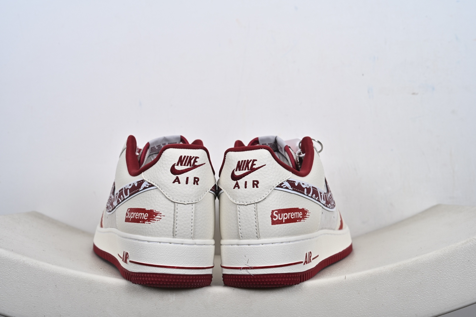 1 × Supreme 联名款｜街头顶流的碰撞当空军一号的经典轮廓遇上Supreme的街头狂想 SY1388-019