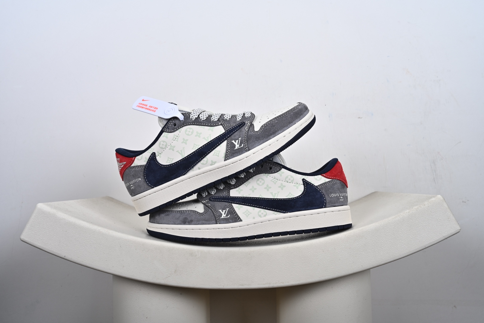 本地💰250支持放店
𝐀𝐢𝐫 𝐉𝐨𝐫𝐝𝐚𝐧 𝐋𝐨𝐰 × 𝐋𝐕 联名定制款|格调与街头的碰撞!
当飞人经典遇上奢牌基因,这双Air Jordan Low 货号:CX5050-Y36直接把潮流质感拉满!鞋身以雾霾灰麂皮为基底,拼接奶白𝐋𝐕经典老花暗纹皮革,藏青Swoosh线条利落切割鞋面,后跟一抹酒红撞色瞬间点亮视觉,𝐋𝐕标识与飞人Logo的细节呼应,让奢牌格调与街头潮流完美融合。
低帮鞋型适配日常穿搭,软弹脚感兼顾颜值与实穿,不管是搭配工装裤还是休闲牛仔,都能轻松打造高阶潮流范,属于收藏与上脚双在线的宝藏款!
码数:36 36.5 37.5 38 38.5 39 40 40.5 41 42 42.5 43 44 45-G1-F2