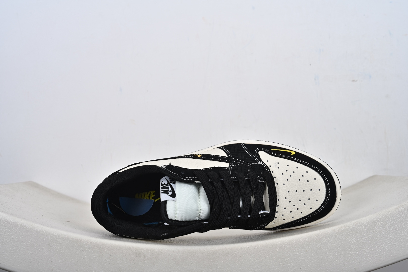 Travis Scott x Jordan 1 Low “芬迪联名——字母米黑黄” 高端定制 乔丹倒勾低帮休闲板鞋 DD7866-110