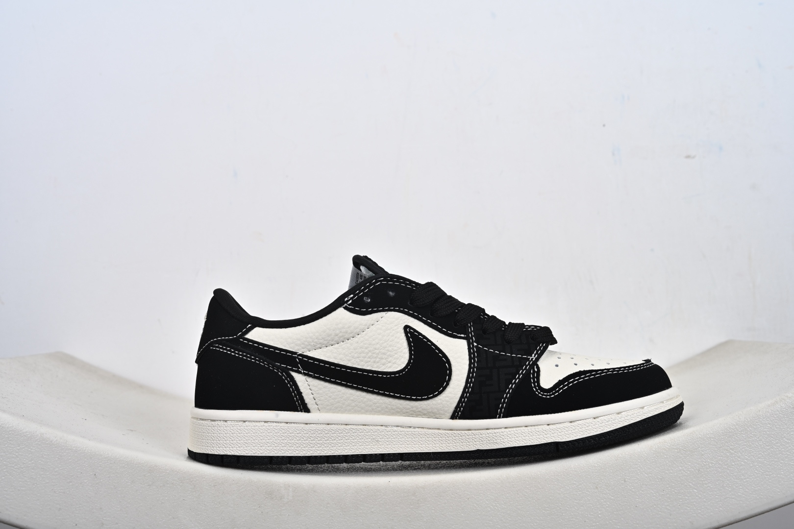 Travis Scott x Jordan 1 Low “芬迪联名——字母米黑黄” 高端定制 乔丹倒勾低帮休闲板鞋 DD7866-110