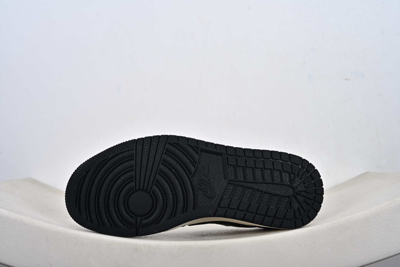 Travis Scott x Jordan 1 Low “芬迪联名——字母米黑黄” 高端定制 乔丹倒勾低帮休闲板鞋 DD7866-110