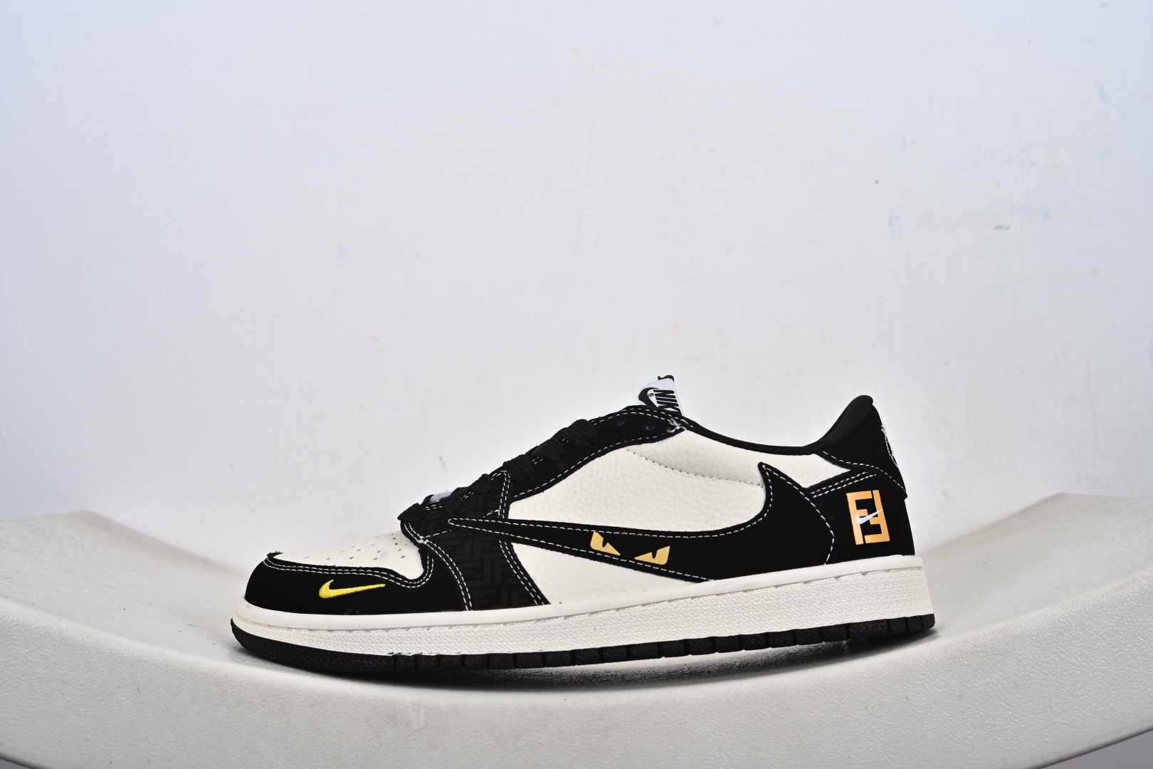 Travis Scott x Jordan 1 Low “芬迪联名——字母米黑黄” 高端定制 乔丹倒勾低帮休闲板鞋 DD7866-110