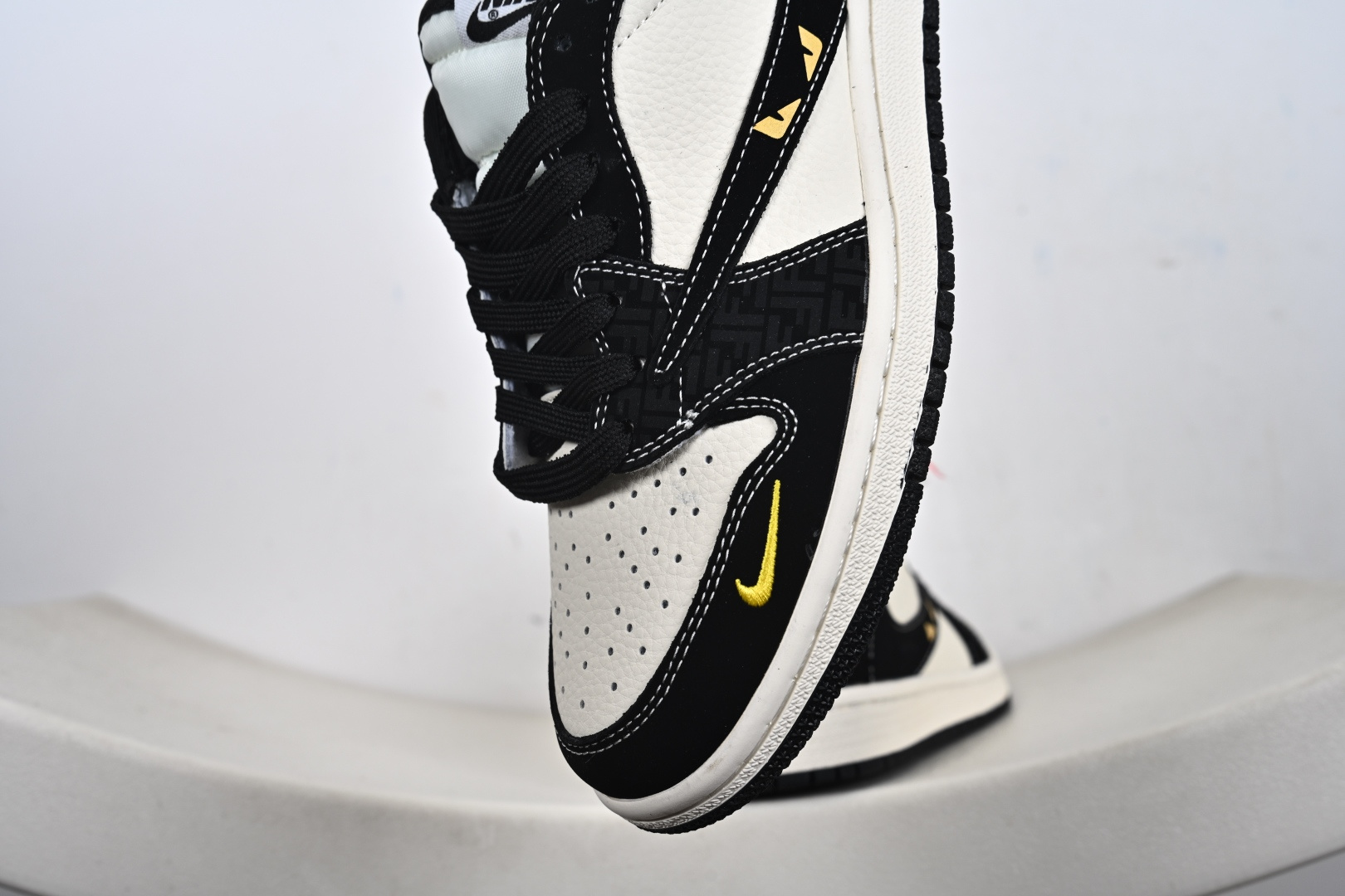 Travis Scott x Jordan 1 Low “芬迪联名——字母米黑黄” 高端定制 乔丹倒勾低帮休闲板鞋 DD7866-110