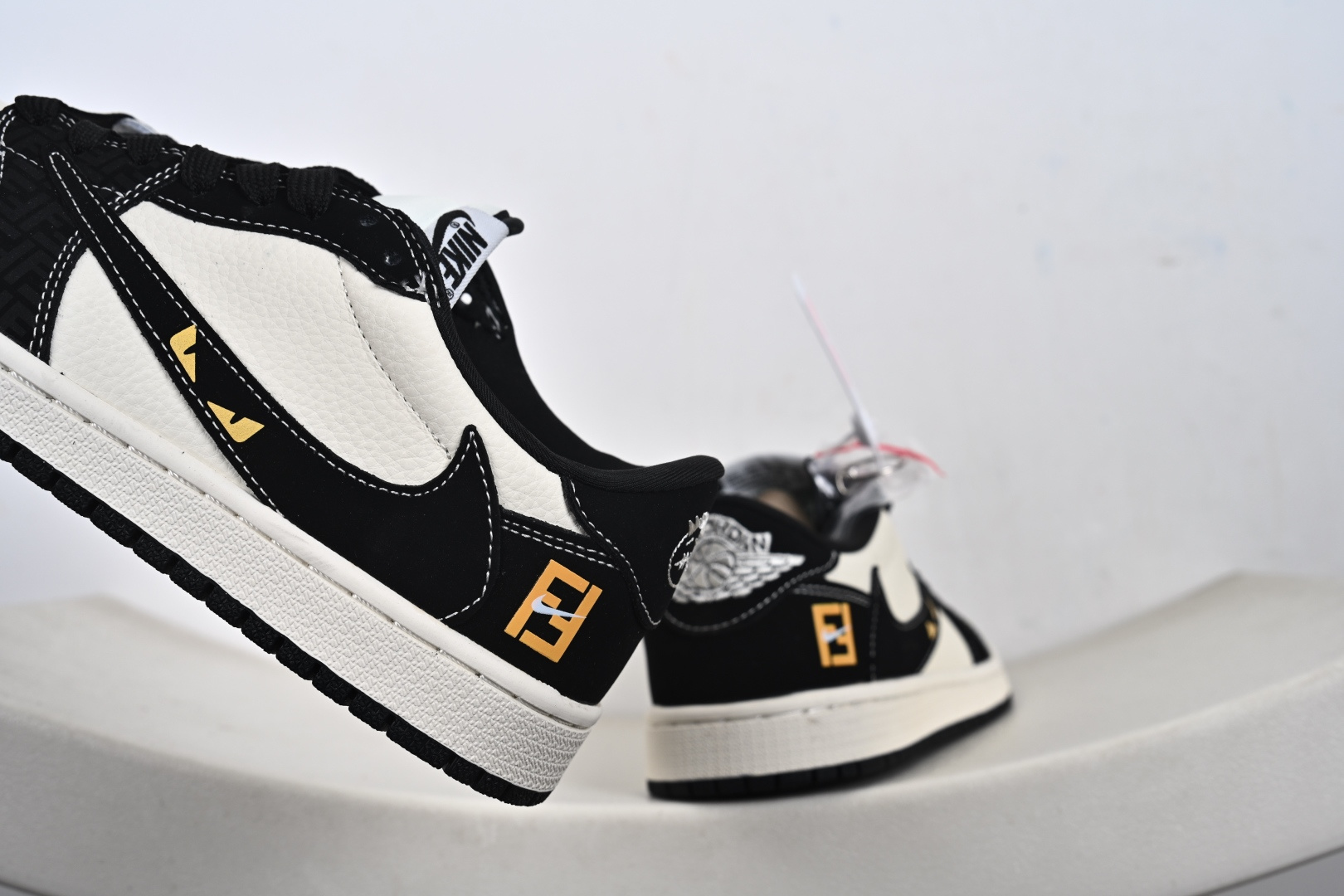 Travis Scott x Jordan 1 Low “芬迪联名——字母米黑黄” 高端定制 乔丹倒勾低帮休闲板鞋 DD7866-110