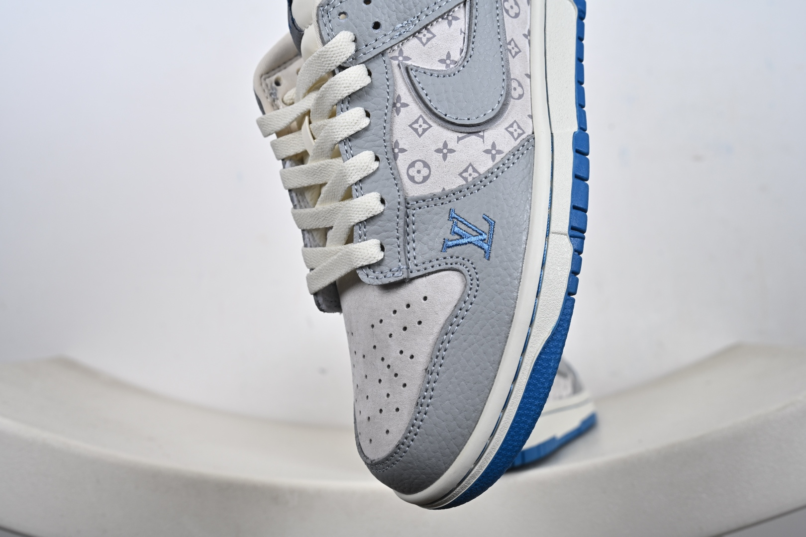 Nike SB Dunk Low ”LV联名“——白蓝” 高端定制 低帮休闲板鞋 定制鞋盒 YF9511-912