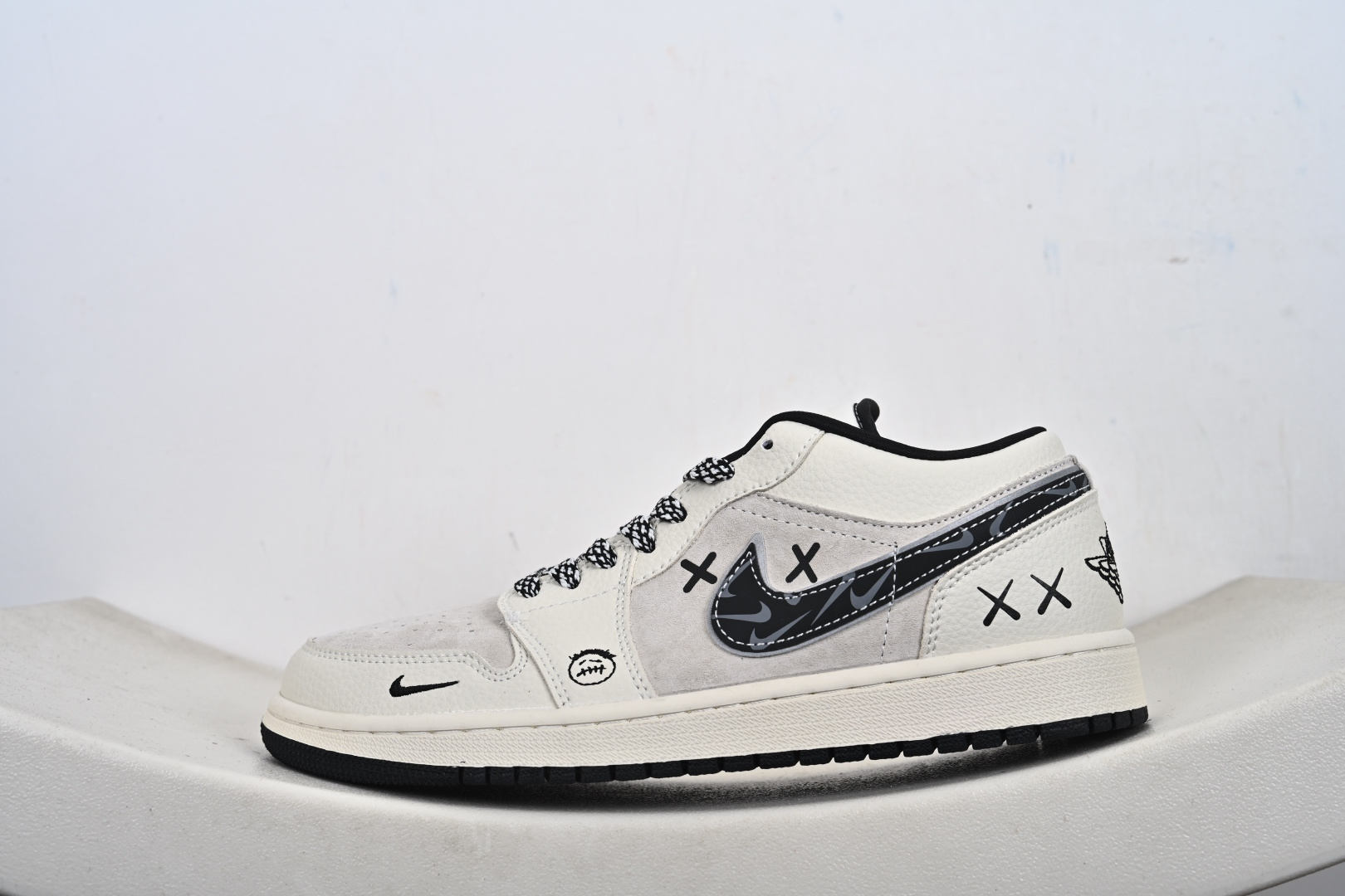 解构美学，潮范拉满｜AJ1 Low 涂鸦定制款LR8888-019