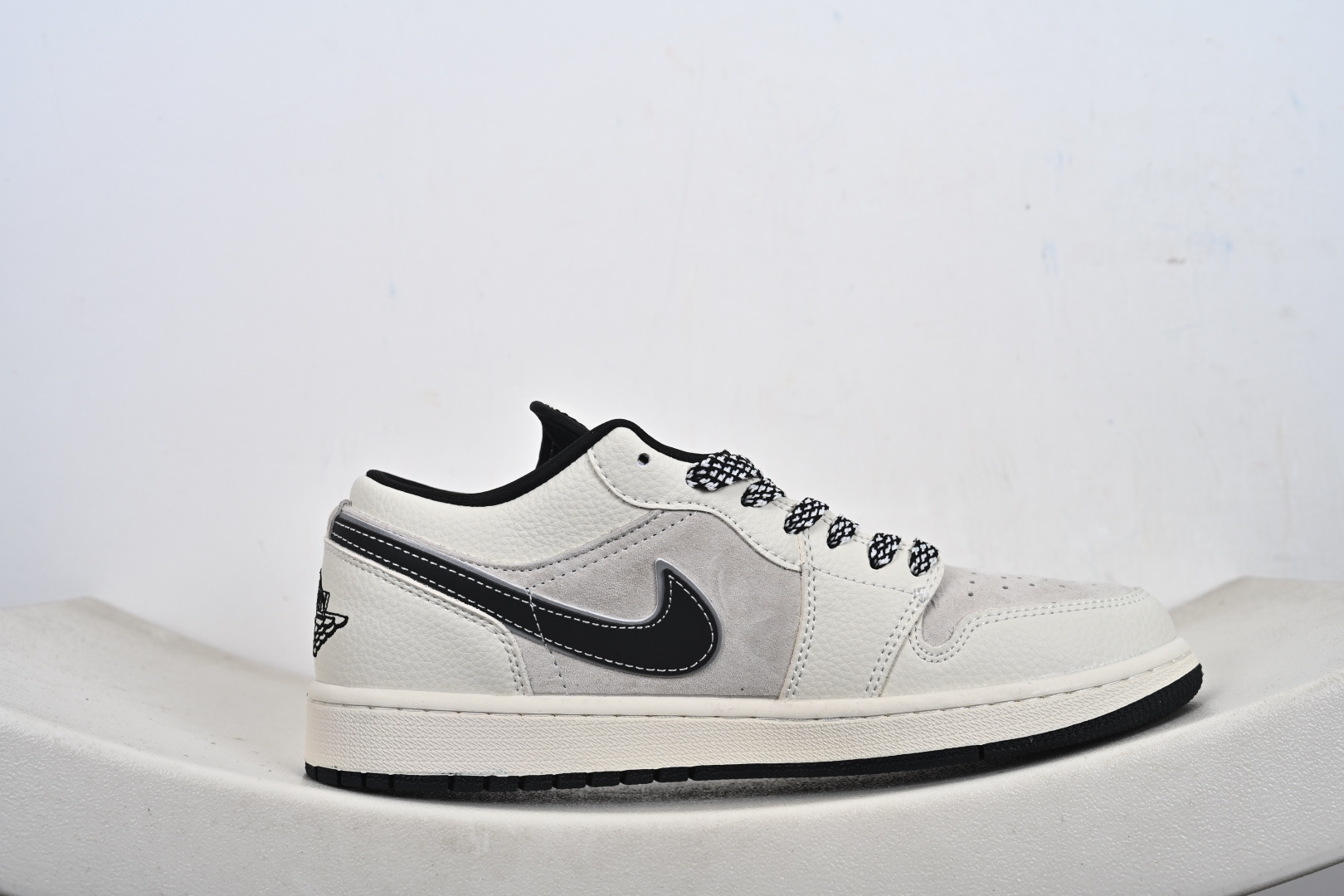 解构美学，潮范拉满｜AJ1 Low 涂鸦定制款LR8888-019