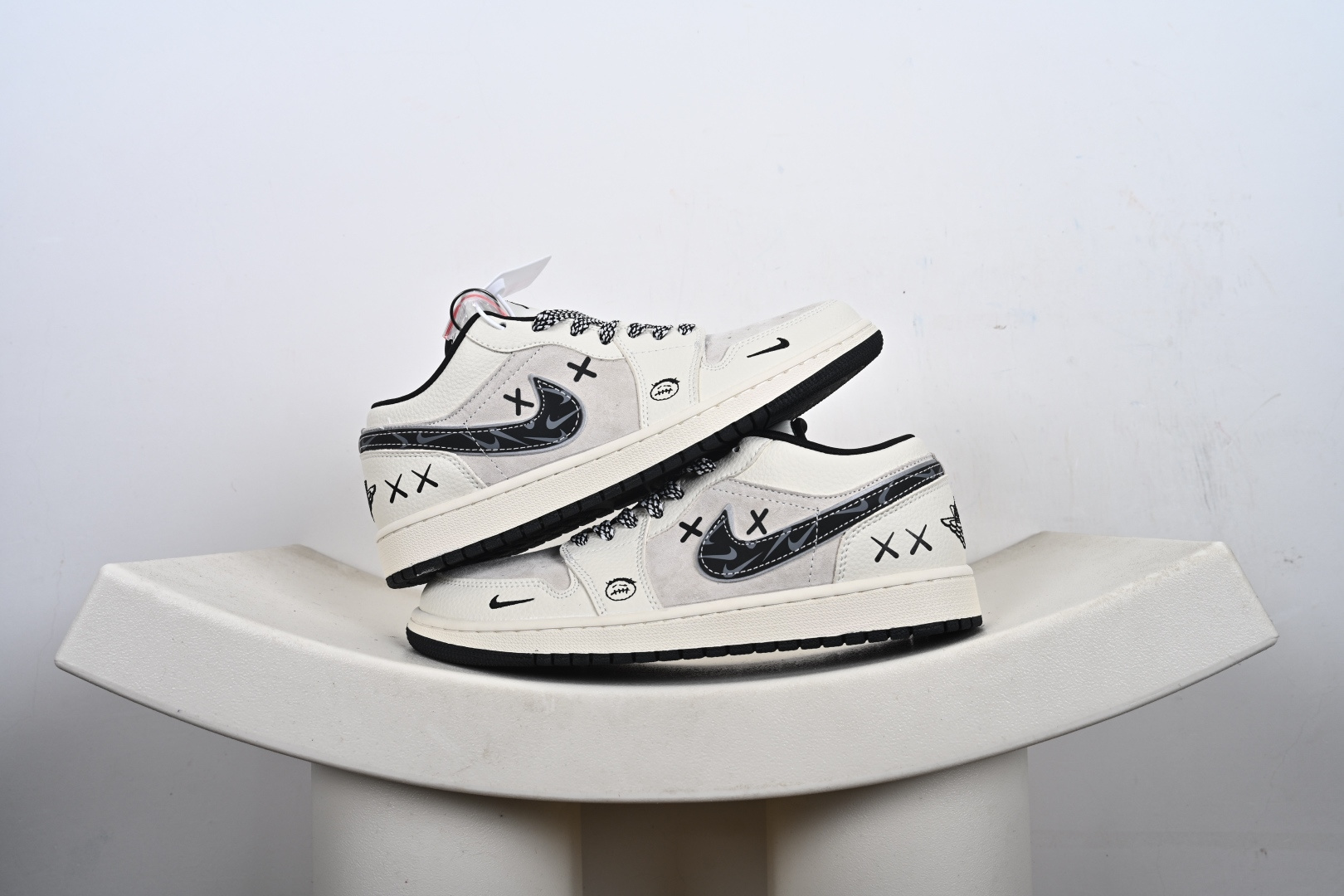 解构美学，潮范拉满｜AJ1 Low 涂鸦定制款LR8888-019