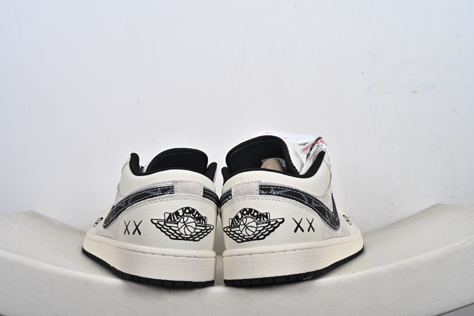 解构美学，潮范拉满｜AJ1 Low 涂鸦定制款LR8888-019