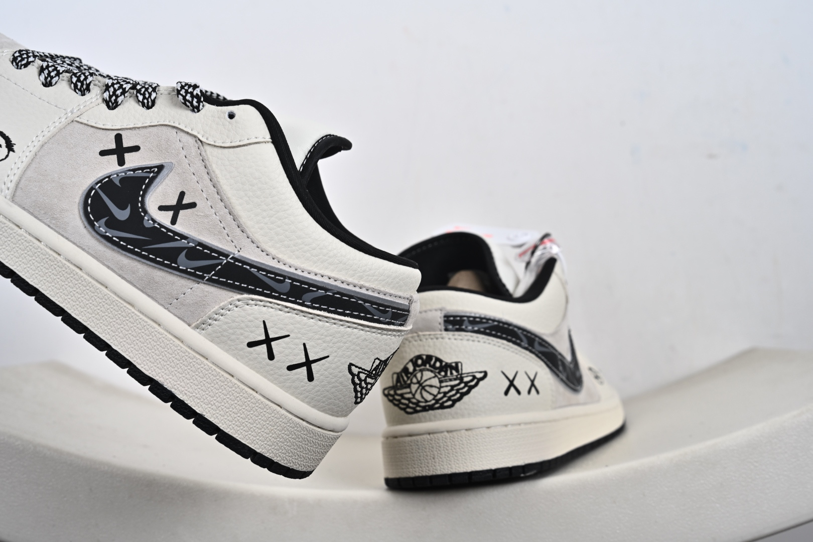 解构美学，潮范拉满｜AJ1 Low 涂鸦定制款LR8888-019