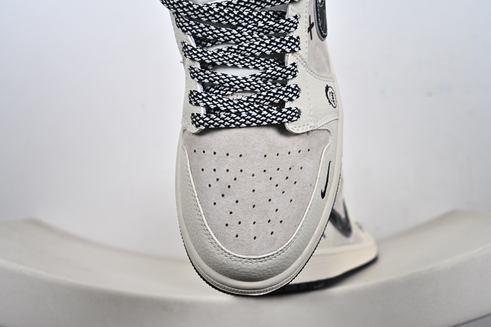 解构美学，潮范拉满｜AJ1 Low 涂鸦定制款LR8888-019