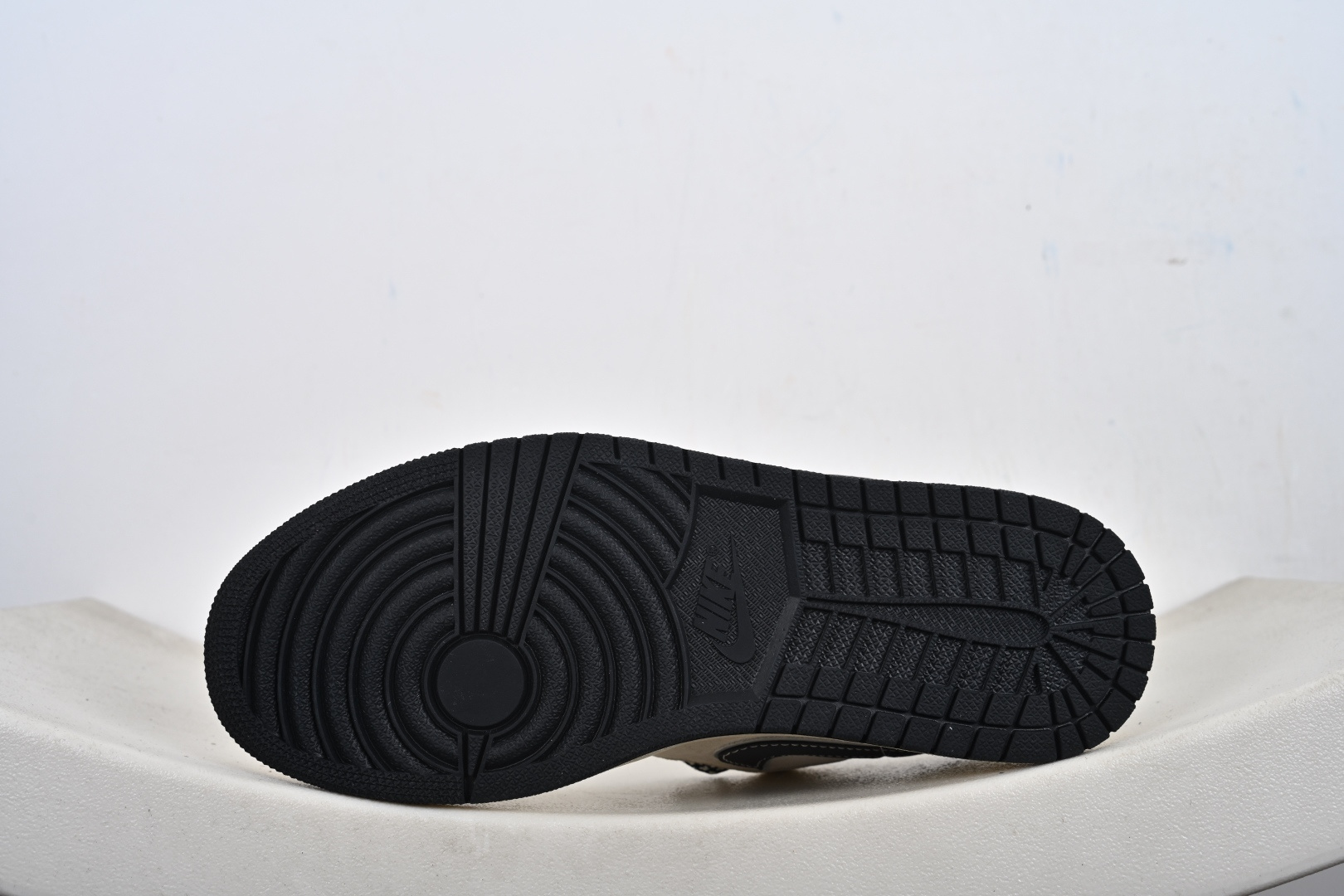 解构美学，潮范拉满｜AJ1 Low 涂鸦定制款LR8888-019