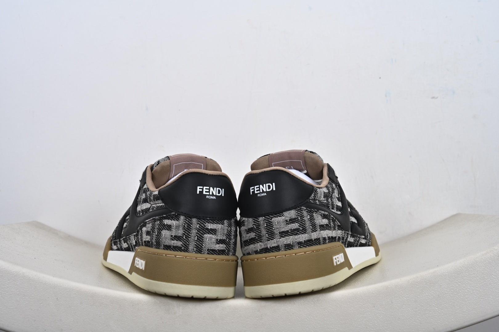FENDI 芬迪 Match sneaters 低帮运动鞋惊艳登场 FENDI 芬迪 Match sneaters 低帮运动鞋惊艳登场