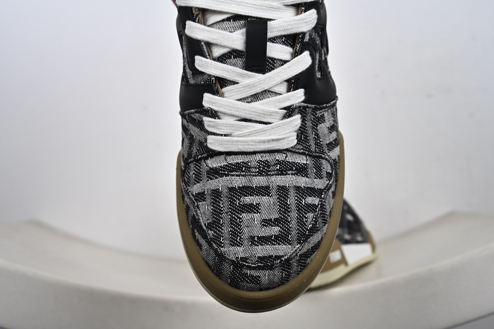 FENDI 芬迪 Match sneaters 低帮运动鞋惊艳登场 FENDI 芬迪 Match sneaters 低帮运动鞋惊艳登场