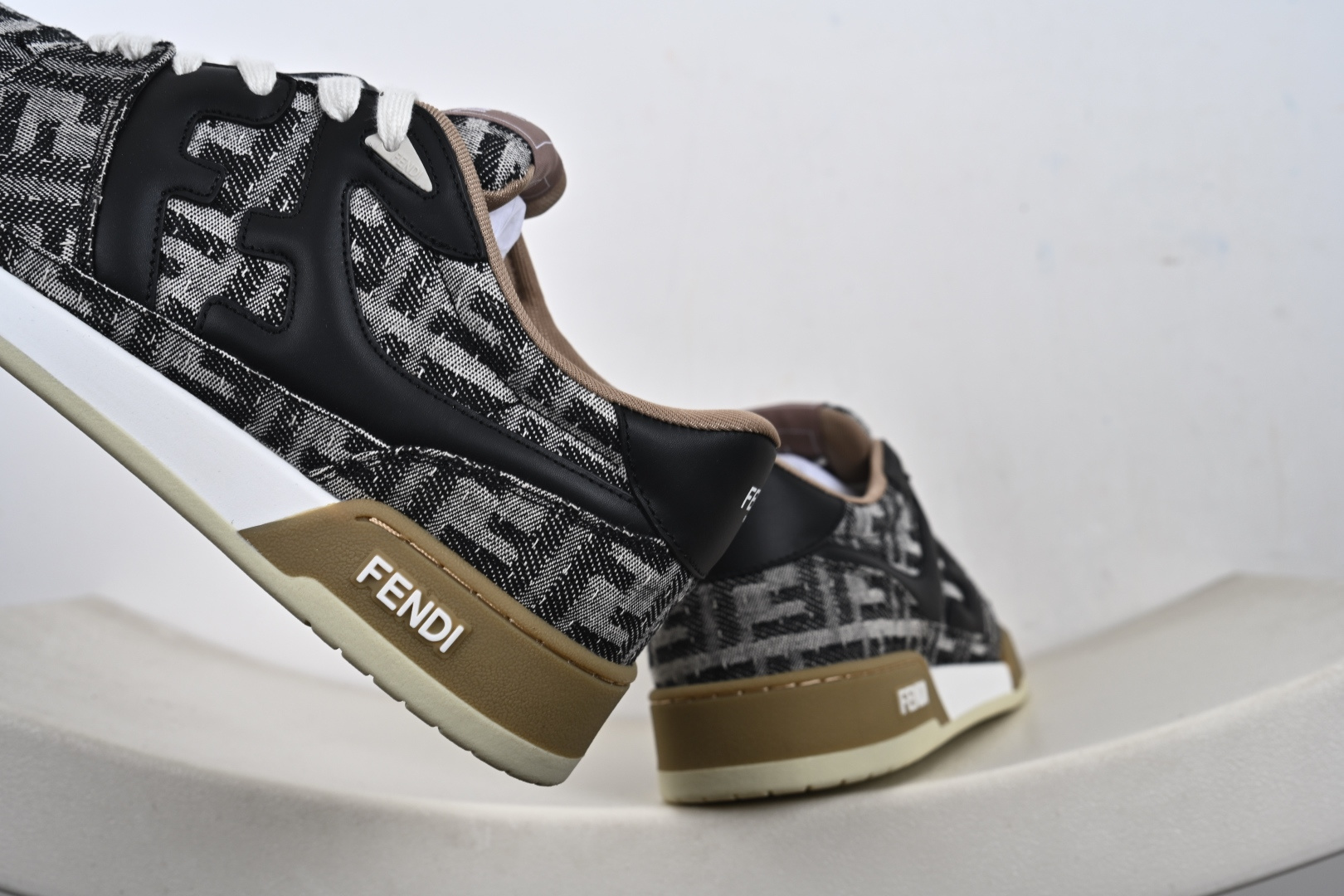 FENDI 芬迪 Match sneaters 低帮运动鞋惊艳登场 FENDI 芬迪 Match sneaters 低帮运动鞋惊艳登场