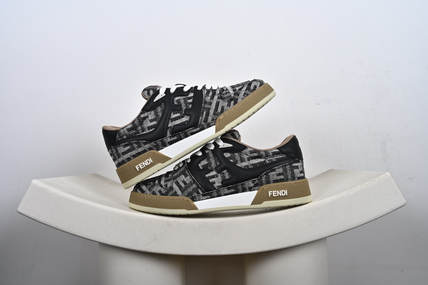 FENDI 芬迪 Match sneaters 低帮运动鞋惊艳登场 FENDI 芬迪 Match sneaters 低帮运动鞋惊艳登场