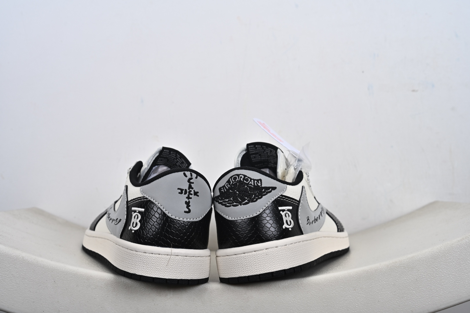 Nike Air Jordan 1 x Travis Scott AJ1倒勾 乔一倒钩 ‘DIY’定制 耐克 低帮文化篮球鞋 HS1239-003 Nike Air Jordan 1 x Travis Scott AJ1倒勾 乔一倒钩 ‘DIY’定制 耐克 低帮文化篮球鞋 HS1239-003