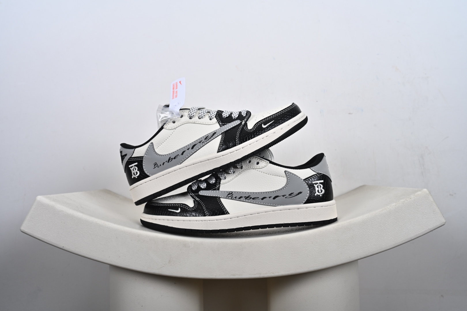 Nike Air Jordan 1 x Travis Scott AJ1倒勾 乔一倒钩 ‘DIY’定制 耐克 低帮文化篮球鞋 HS1239-003 Nike Air Jordan 1 x Travis Scott AJ1倒勾 乔一倒钩 ‘DIY’定制 耐克 低帮文化篮球鞋 HS1239-003