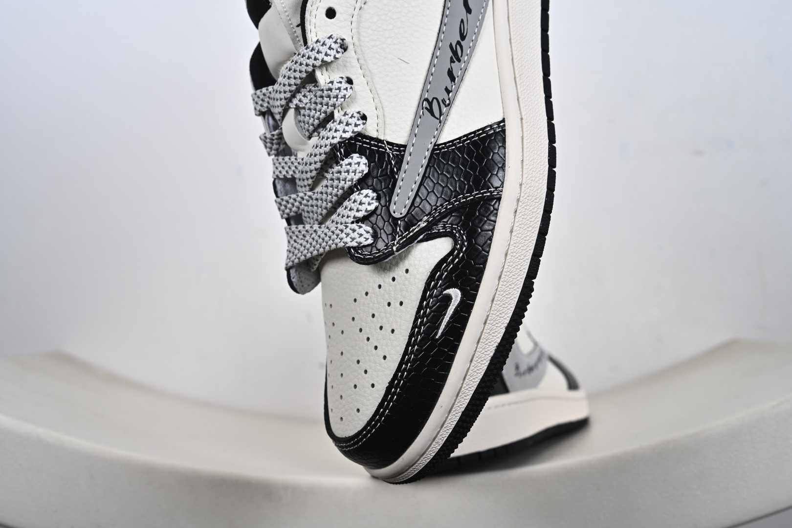 Nike Air Jordan 1 x Travis Scott AJ1倒勾 乔一倒钩 ‘DIY’定制 耐克 低帮文化篮球鞋 HS1239-003 Nike Air Jordan 1 x Travis Scott AJ1倒勾 乔一倒钩 ‘DIY’定制 耐克 低帮文化篮球鞋 HS1239-003
