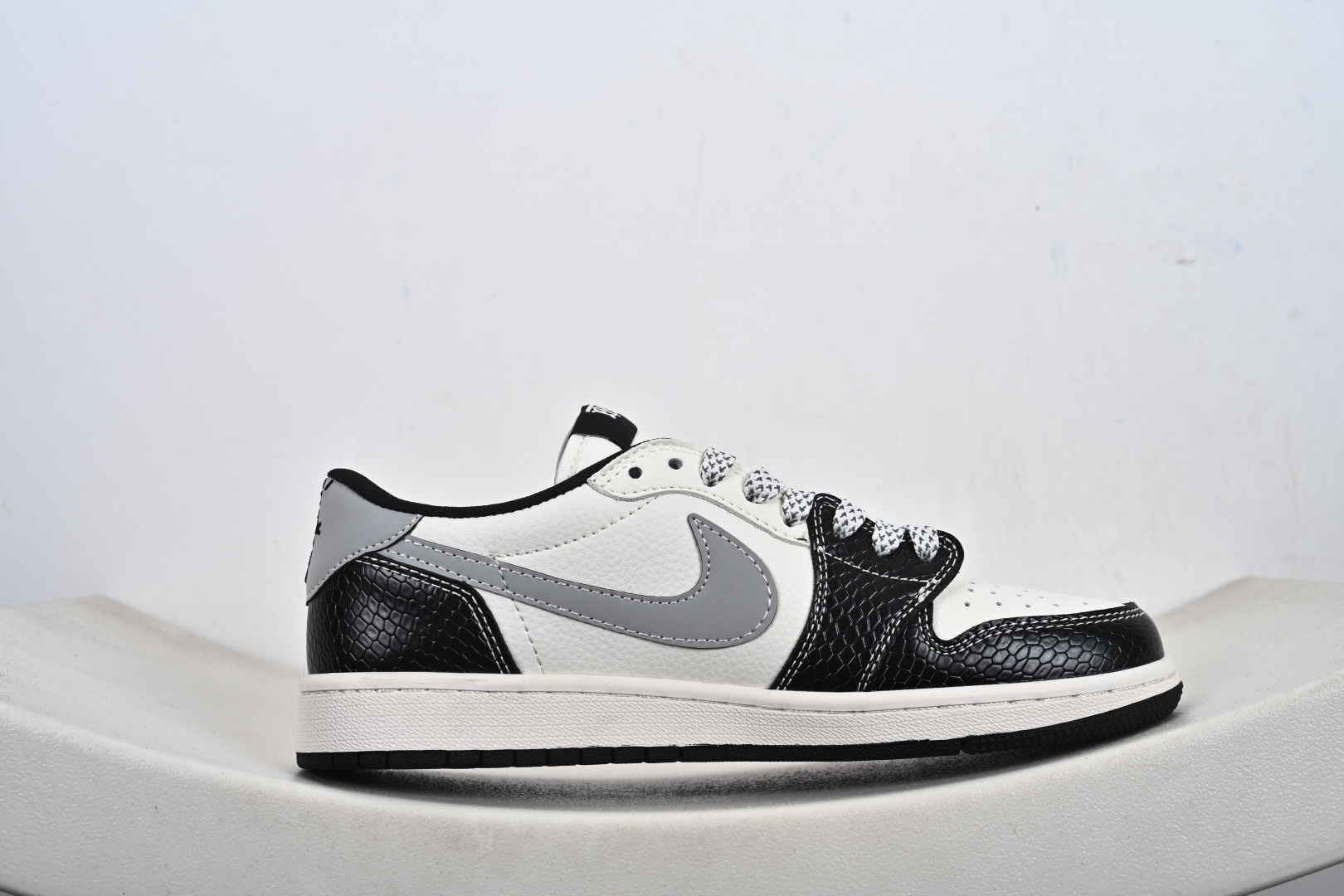 Nike Air Jordan 1 x Travis Scott AJ1倒勾 乔一倒钩 ‘DIY’定制 耐克 低帮文化篮球鞋 HS1239-003 Nike Air Jordan 1 x Travis Scott AJ1倒勾 乔一倒钩 ‘DIY’定制 耐克 低帮文化篮球鞋 HS1239-003