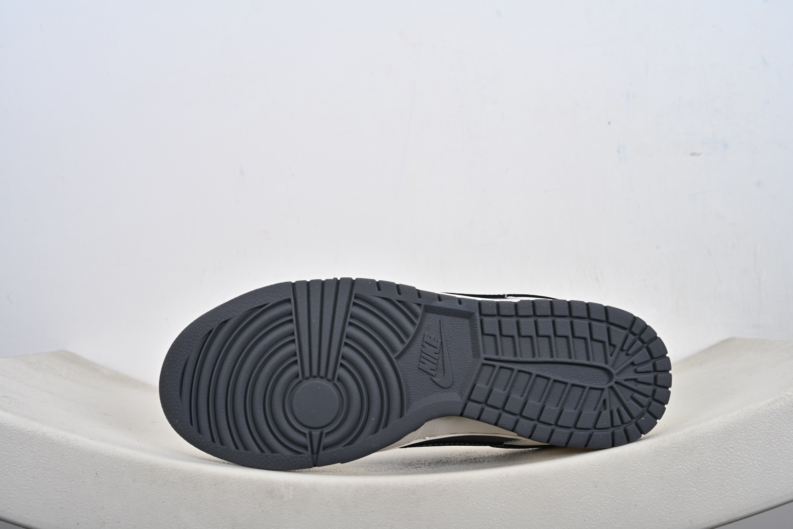 Nike SB Dunk Low“ Supreme 联名—米灰黑拼接” 周年高端定制 低帮休闲板鞋 JP1628-011