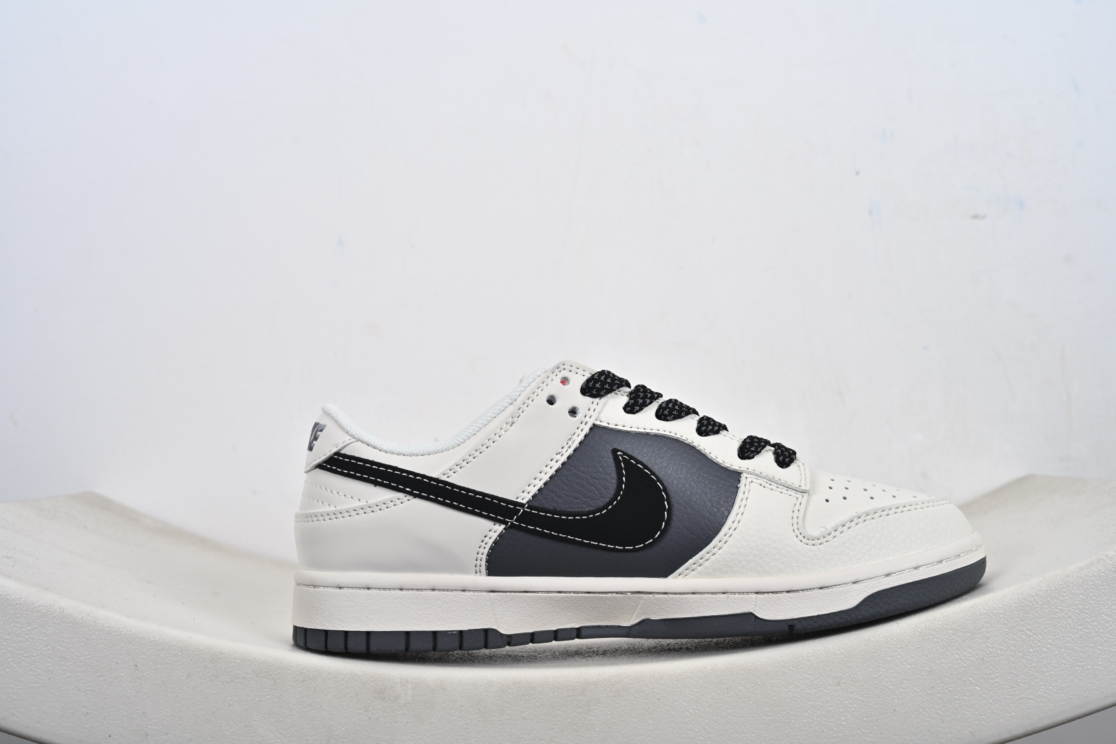 Nike SB Dunk Low“ Supreme 联名—米灰黑拼接” 周年高端定制 低帮休闲板鞋 JP1628-011