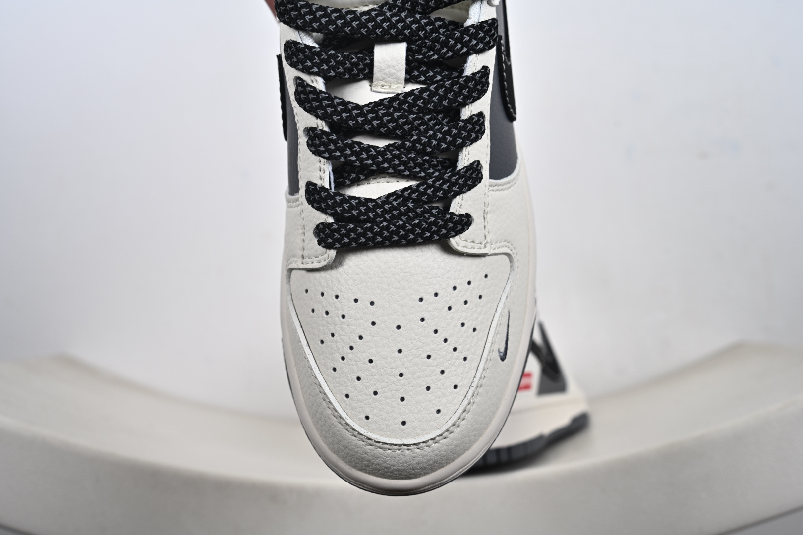 Nike SB Dunk Low“ Supreme 联名—米灰黑拼接” 周年高端定制 低帮休闲板鞋 JP1628-011