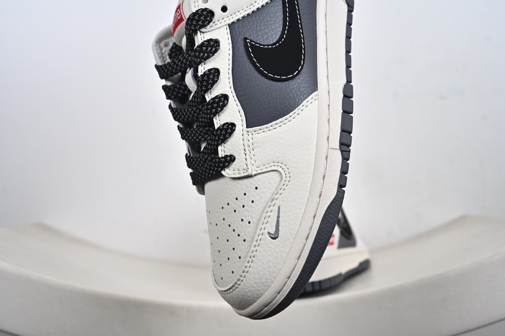 Nike SB Dunk Low“ Supreme 联名—米灰黑拼接” 周年高端定制 低帮休闲板鞋 JP1628-011
