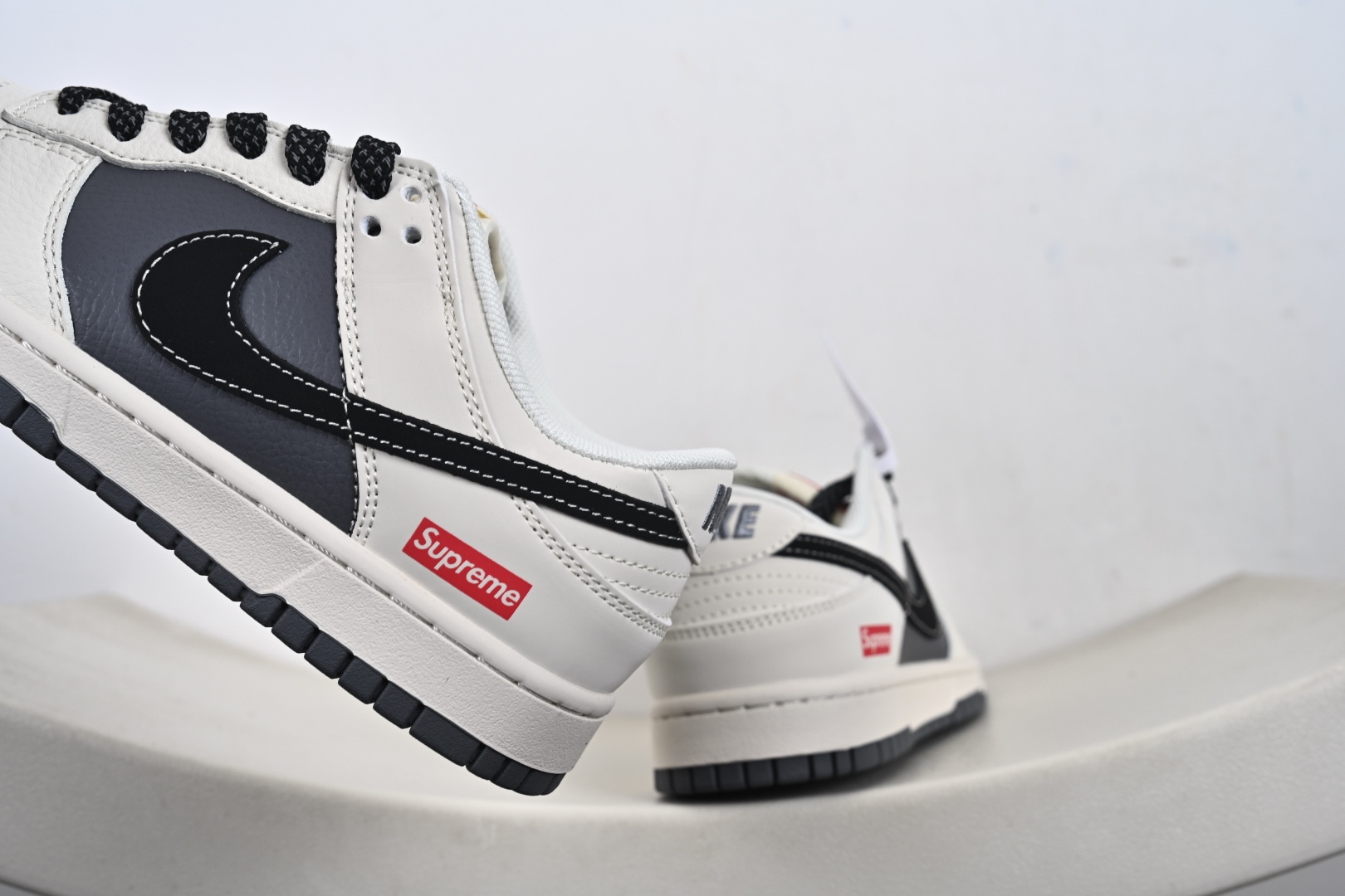 Nike SB Dunk Low“ Supreme 联名—米灰黑拼接” 周年高端定制 低帮休闲板鞋 JP1628-011