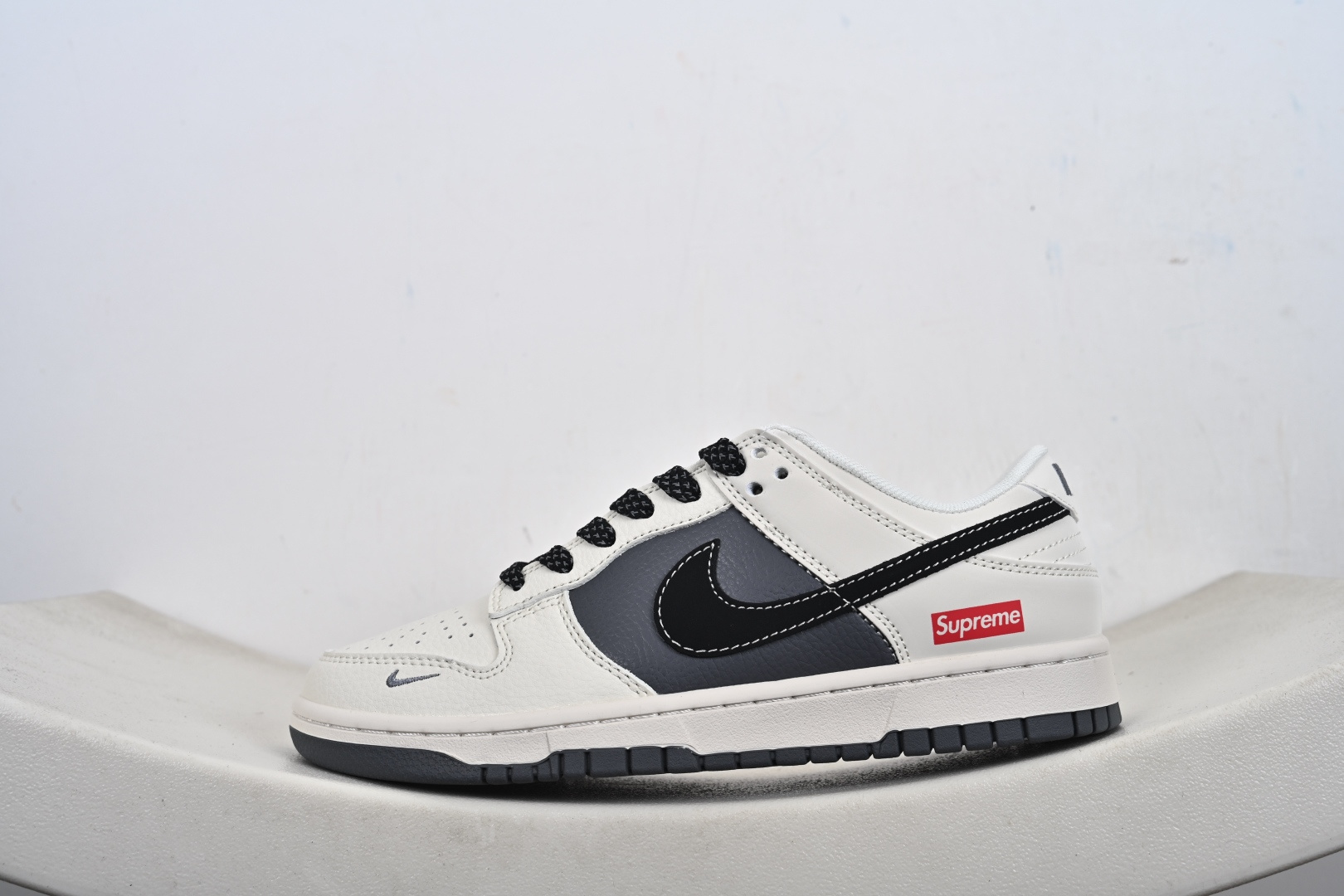 Nike SB Dunk Low“ Supreme 联名—米灰黑拼接” 周年高端定制 低帮休闲板鞋 JP1628-011