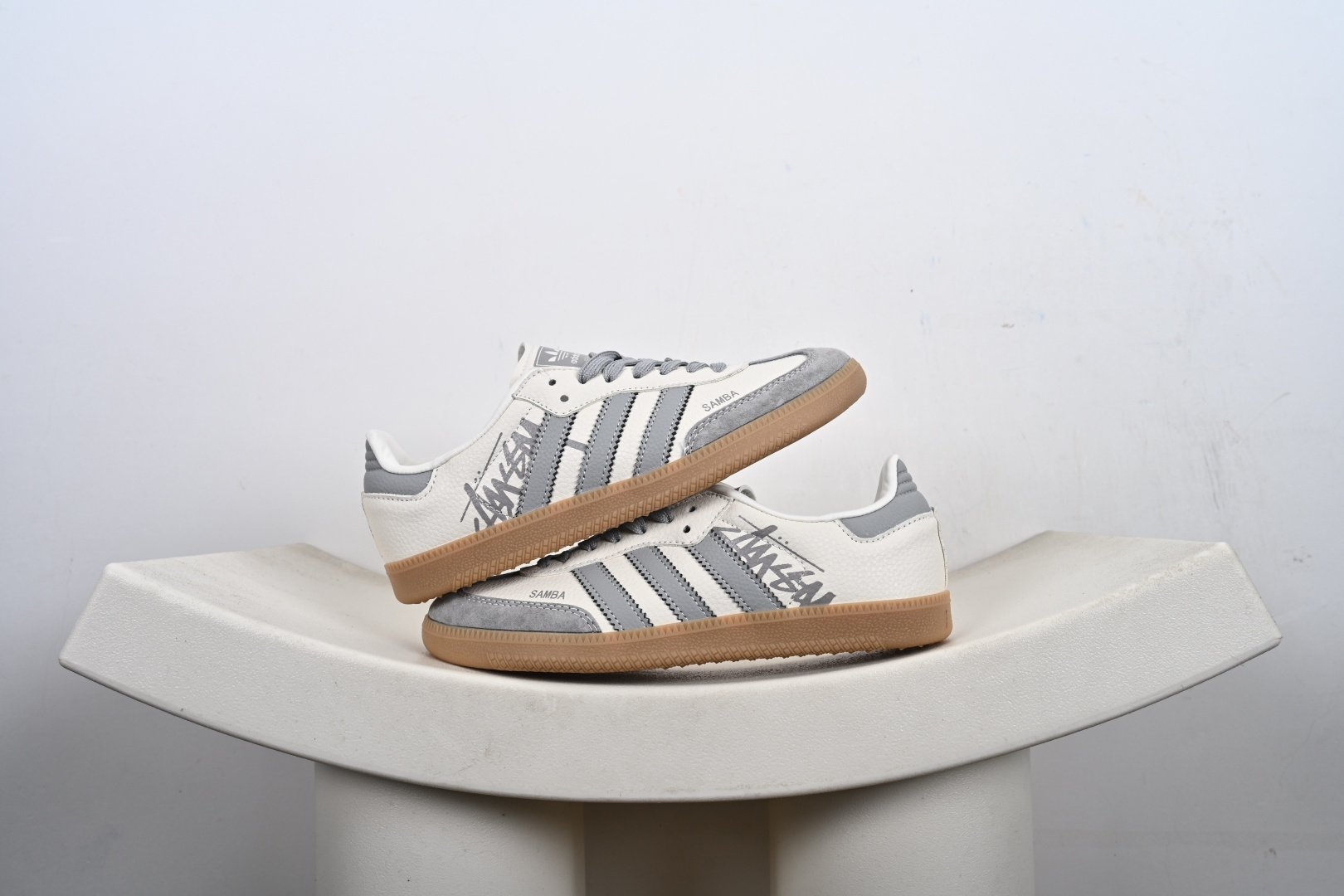 福利特价💰130支持放店‼️‼️‼️
Adidas SAMBA OG 德训鞋 高端定制桑巴系列 大厂纯原品质出货 超高清洁度 细节完美 舒适百搭 低帮休闲板鞋 
货号：XR0011、XR0001、XR0013、
尺码：36-45（半）-F2-E0