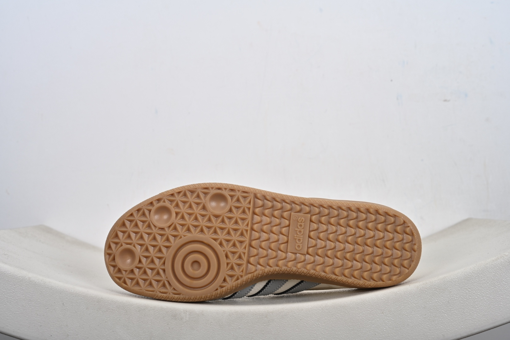 福利特价💰130支持放店‼️‼️‼️
Adidas SAMBA OG 德训鞋 高端定制桑巴系列 大厂纯原品质出货 超高清洁度 细节完美 舒适百搭 低帮休闲板鞋 
货号：XR0011、XR0001、XR0013、
尺码：36-45（半）-F2-E0