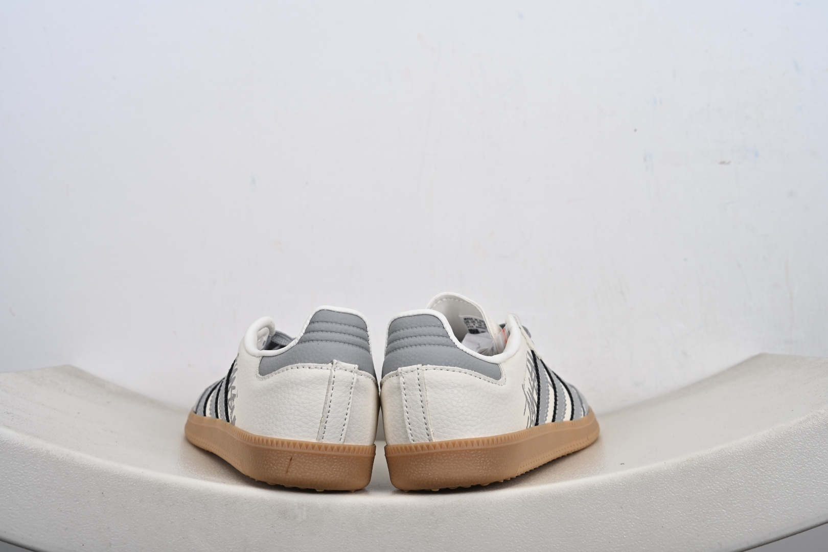 福利特价💰130支持放店‼️‼️‼️
Adidas SAMBA OG 德训鞋 高端定制桑巴系列 大厂纯原品质出货 超高清洁度 细节完美 舒适百搭 低帮休闲板鞋 
货号：XR0011、XR0001、XR0013、
尺码：36-45（半）-F2-E0