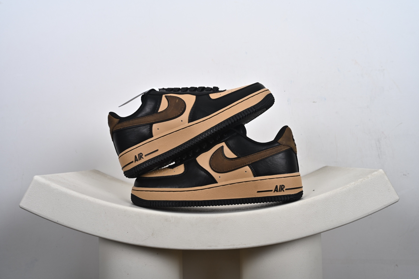 本地💰250优势放店
NK Air Force 1 Low 摩卡黑棕  空军一号低帮运动休闲板鞋 
原楦头原纸板 打造纯正空军版型#专注外贸渠道 全掌内置蜂窝气垫 #原盒配件 原厂中底钢印、拉帮完美 
货号：FB8878-200
尺码：36-45半-L2-F1