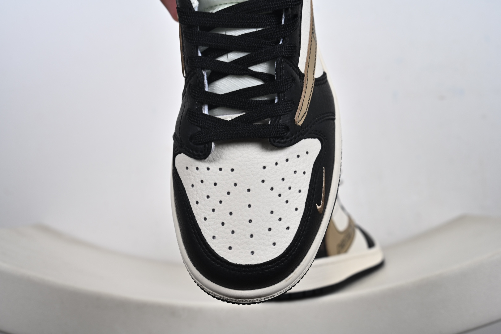 260 定制版 Travis Scott x Jordan 1 Low “迪奥联名——米黑卡其棕” 高端定制 乔丹倒勾低帮休闲板鞋 DD7866-100