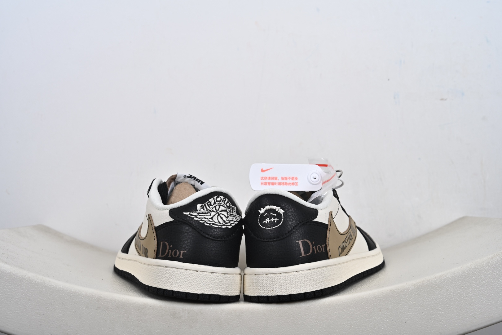 260 定制版 Travis Scott x Jordan 1 Low “迪奥联名——米黑卡其棕” 高端定制 乔丹倒勾低帮休闲板鞋 DD7866-100